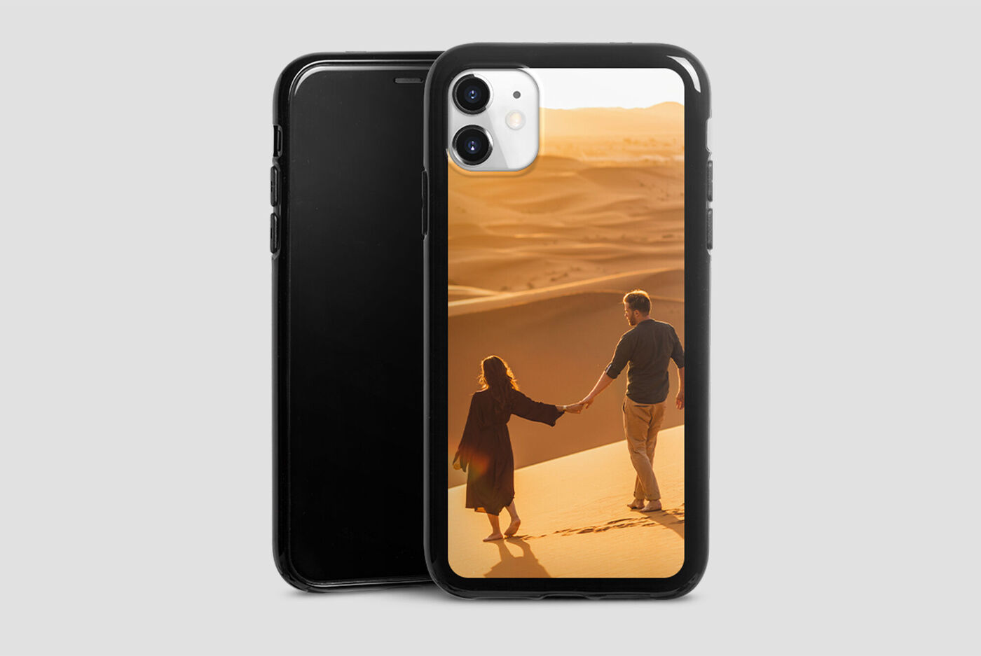 Un couple se tenant par la main sur une plage