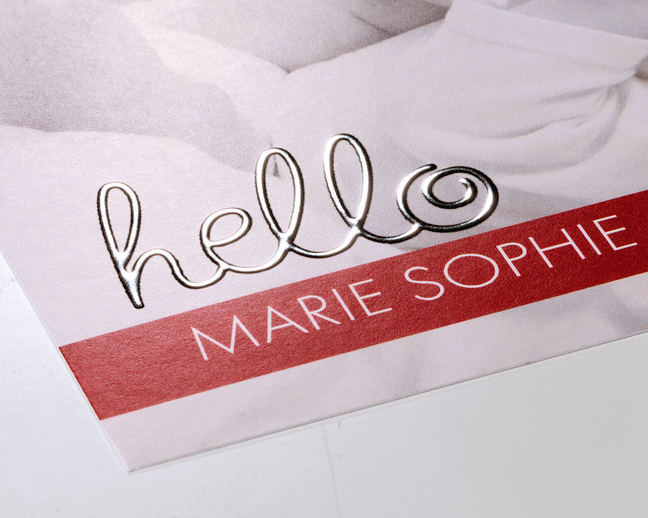 Carte de vœux détaillée avec 'hello' et le nom 'MARIE SOPHIE' dans un design élégant