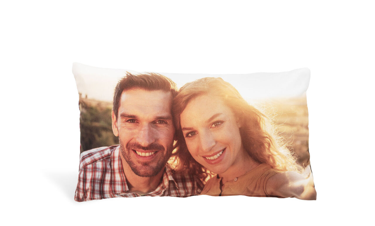 Deux personnes sourient sur un coussin au soleil