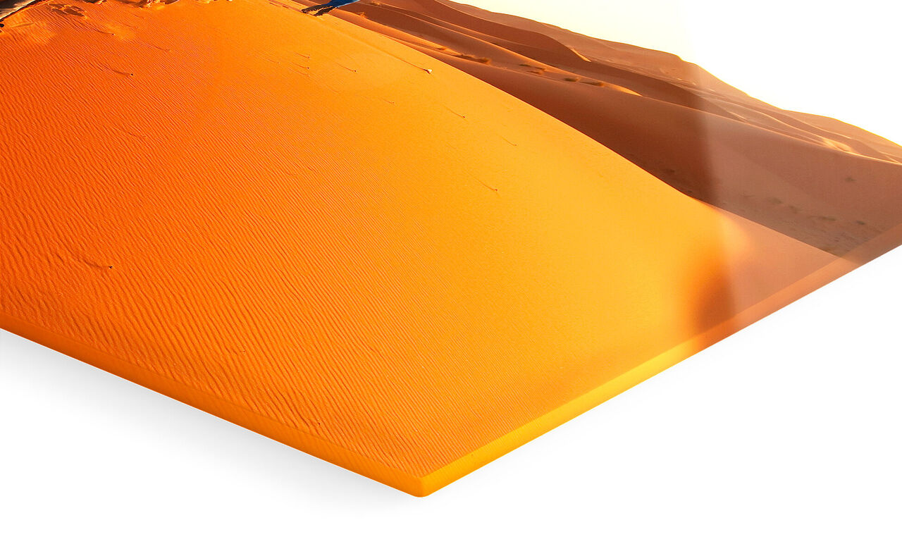 Un bel horizon de dunes de sable orange au coucher du soleil.