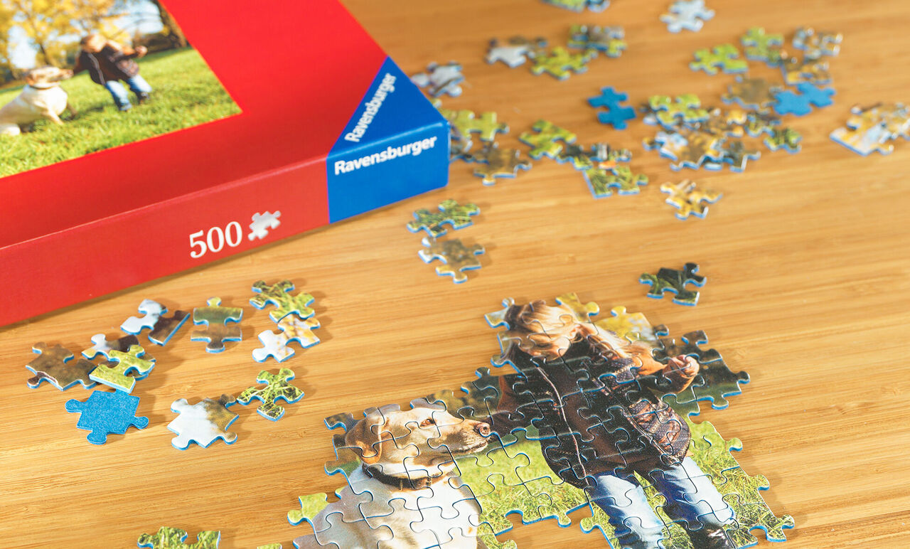 Puzzle photo de campagne en cours d’assemblage sur une table en bois