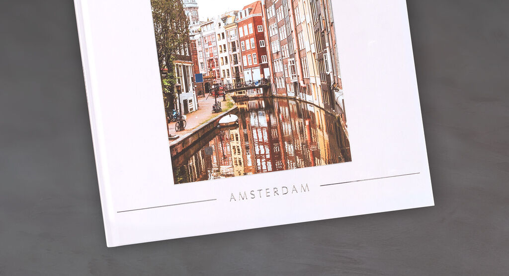 Un livre photo CEWE avec une photo d'Amsterdam, montrant l'architecture et le canal