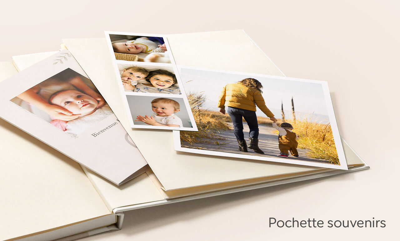 Pochette souvenirs à l'intérieur du livre photo carré avec des photos d'un bébé