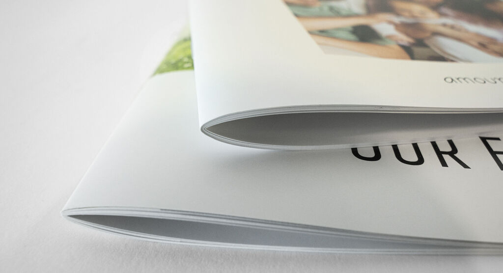 Gros plan d'un livre photo CEWE ouvert avec des images et une reliure de haute qualité