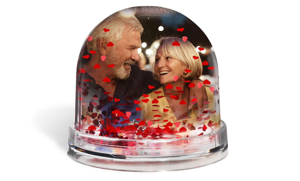 Boule à neige créative avec photo et confettis en cœur rouges.