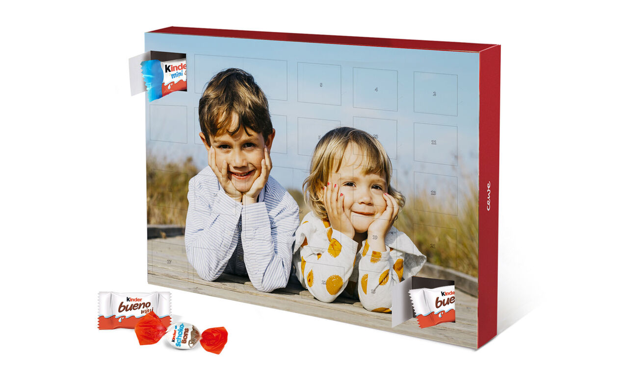 Deux enfants souriant joyeusement devant un fond coloré avec des friandises.