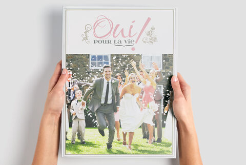 Une mariée heureuse et des invités lançant des confettis lors d'un mariage.