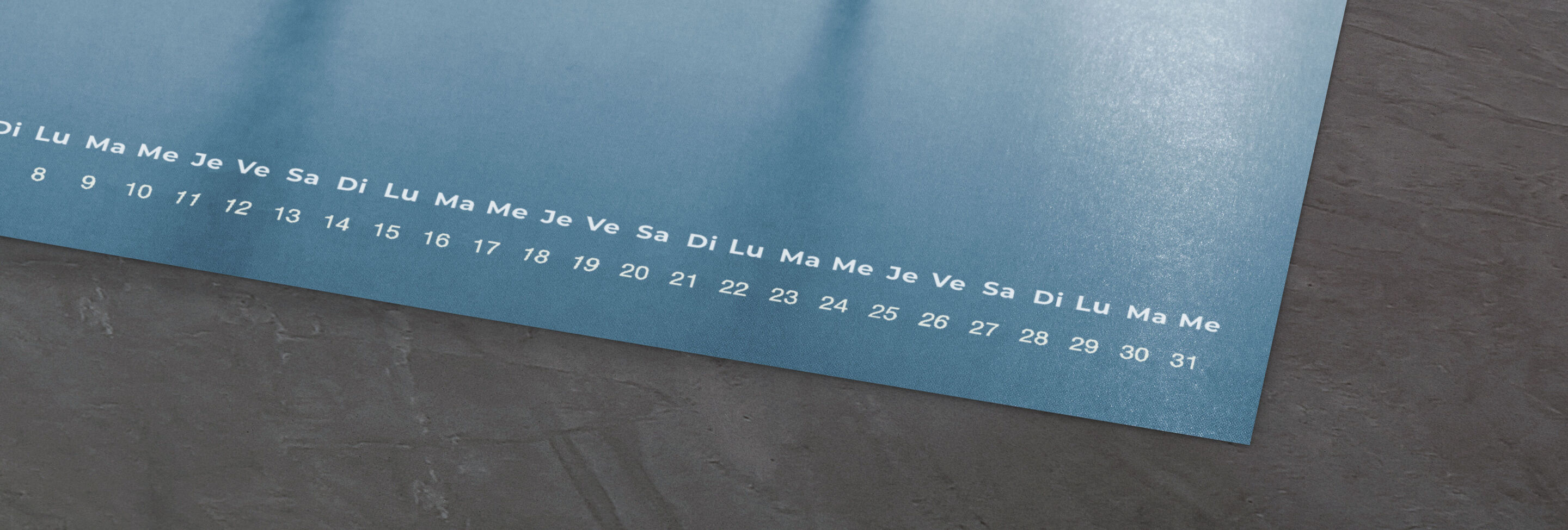 Un calendrier mural bleu avec jours et chiffres.