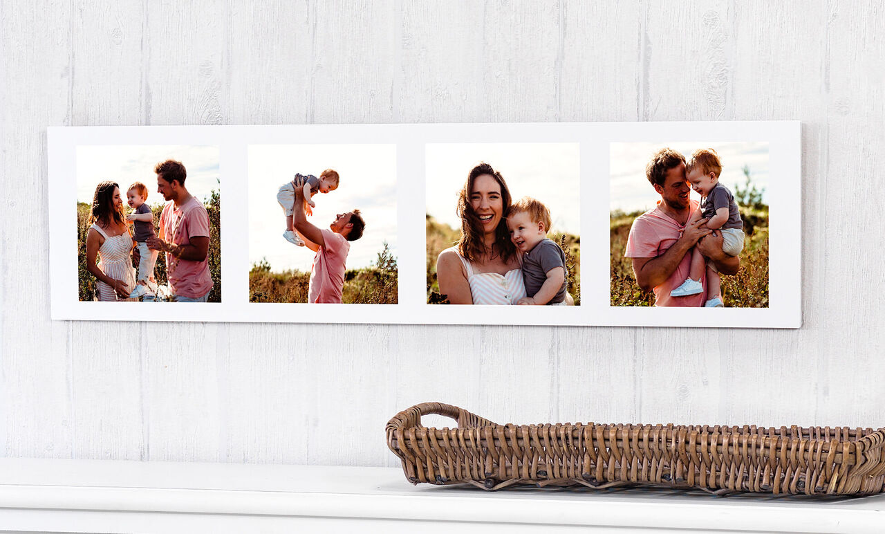Une famille profite du temps dehors, avec des photos au mur.