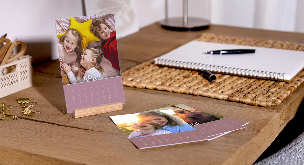 Table avec un calendrier photo pour avril, décorée de photos et de beaux souvenirs.