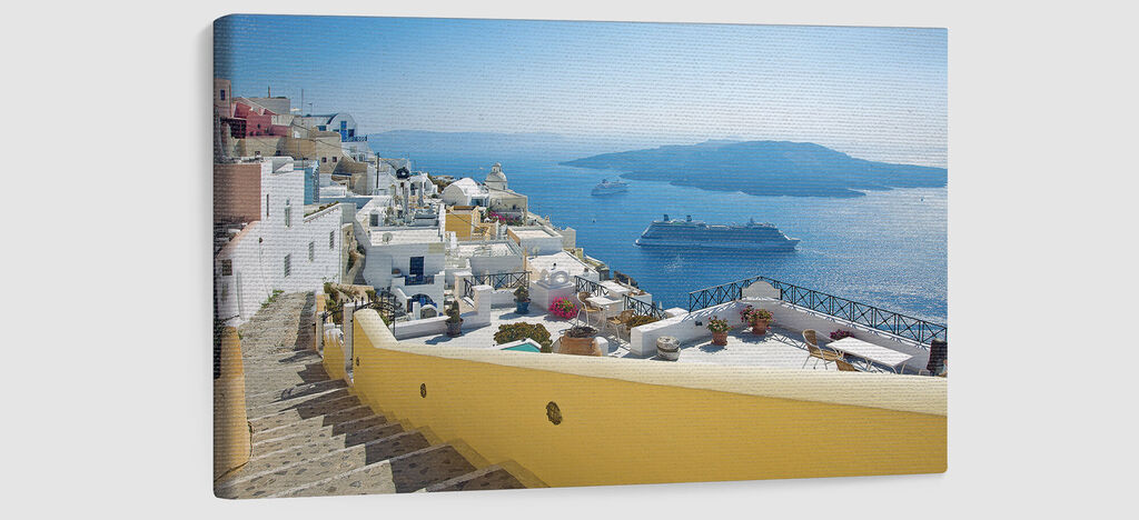 Beau tableau avec vue sur la côte de Santorin, maisons blanches et mer bleue avec des bateaux.