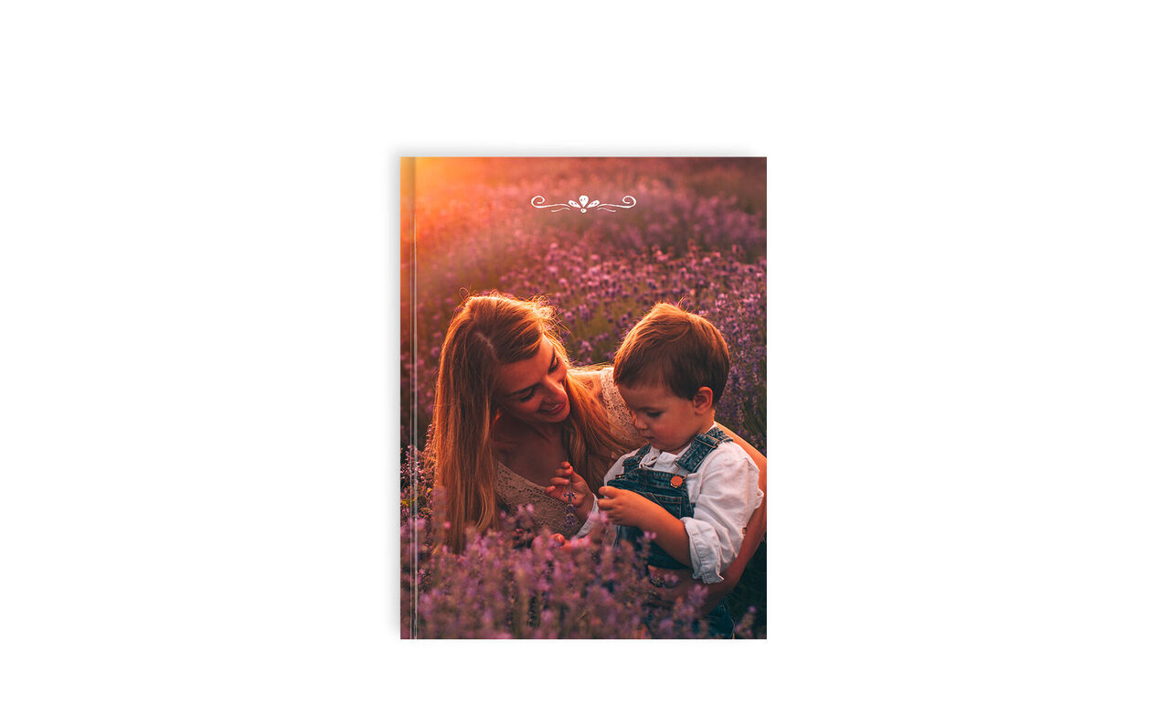 Deux enfants assis dans un champ de fleurs violettes profitent du moment ensemble.