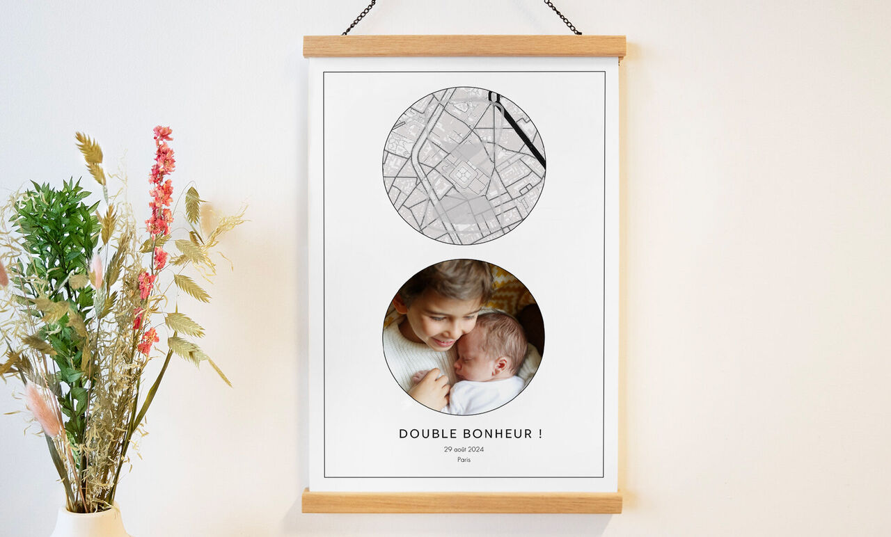 Tableau mural créatif avec deux cercles : l'un montre une carte, l'autre une image douce de deux personnes