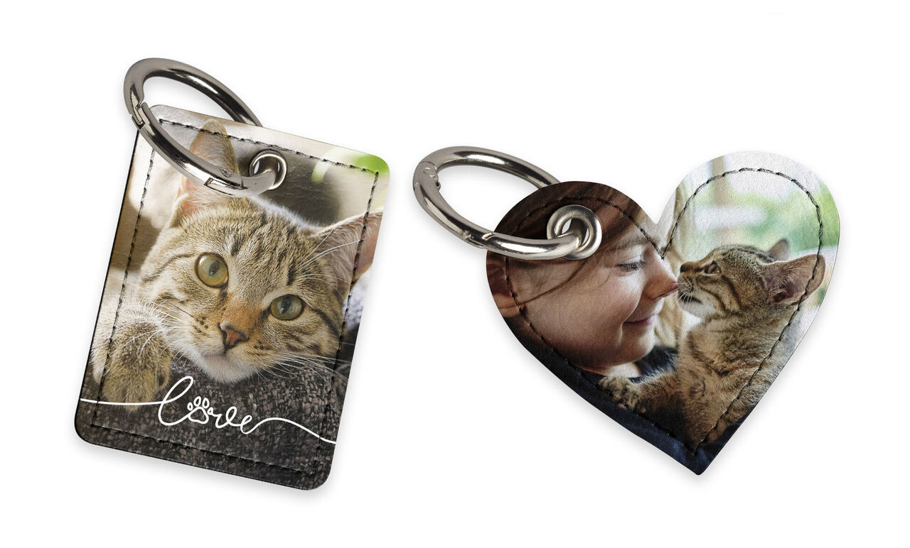 Deux porte-clés avec motifs de chat, un rectangulaire, un en forme de cœur.