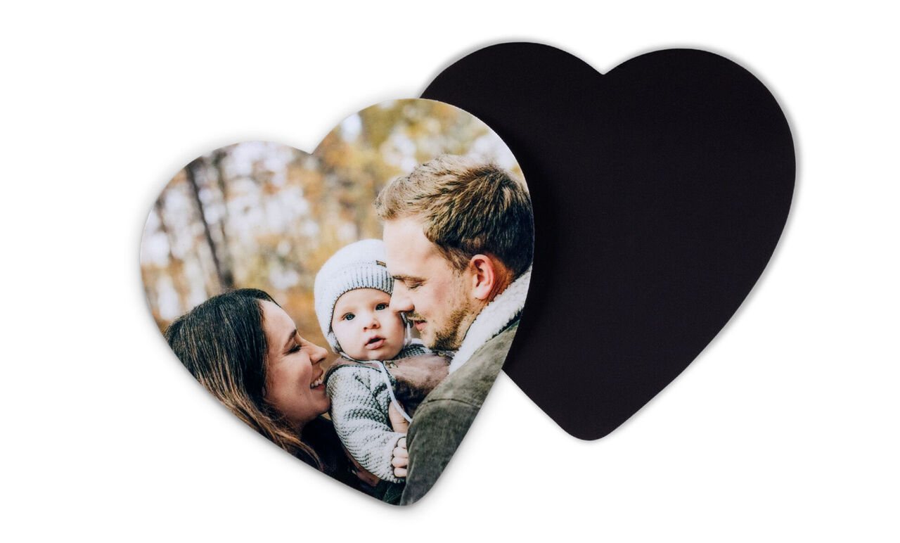 Accessoire photo en forme de cœur avec une photo de famille aimante.