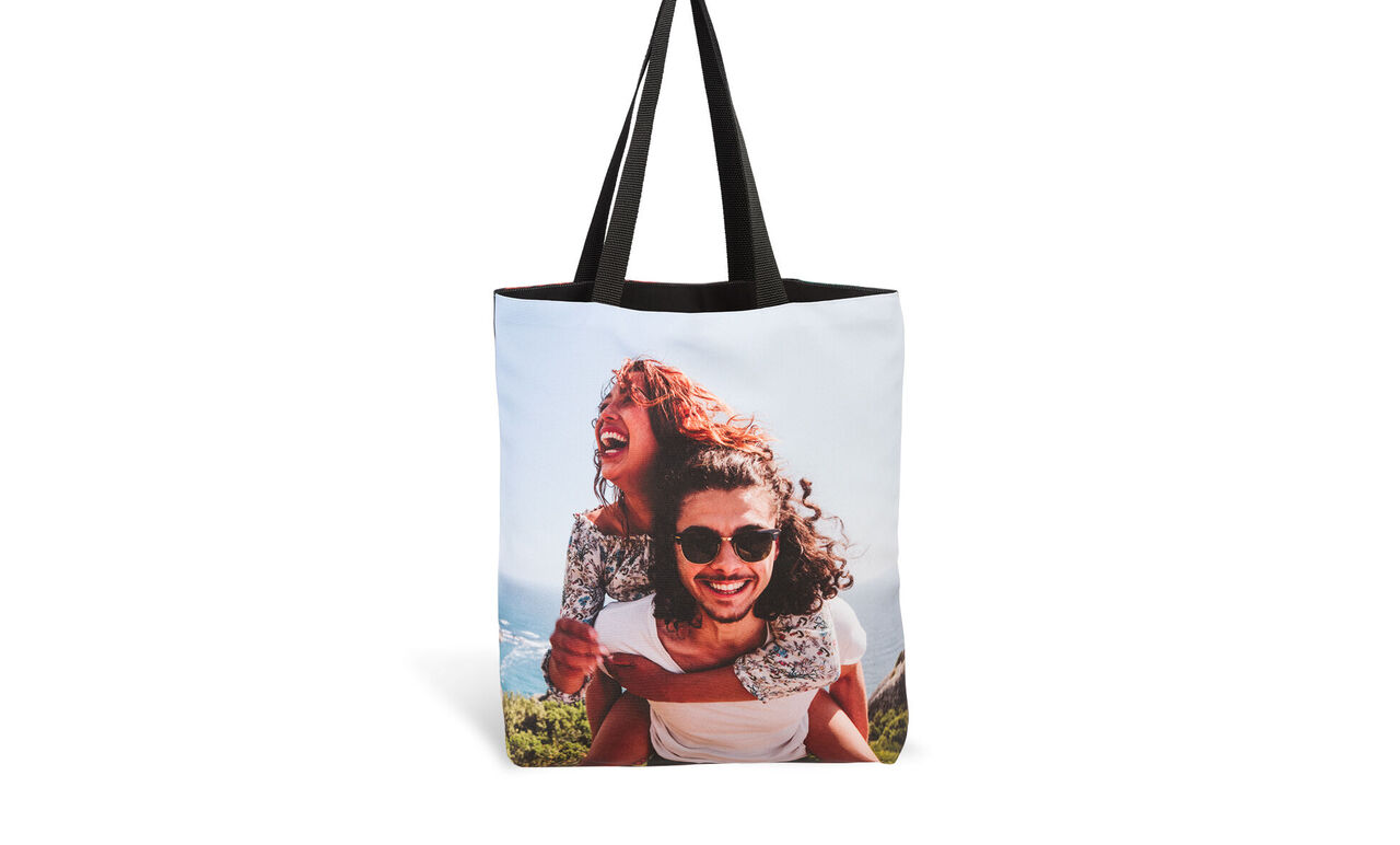 Sac avec un instantané joyeux d'une femme et d'un enfant.