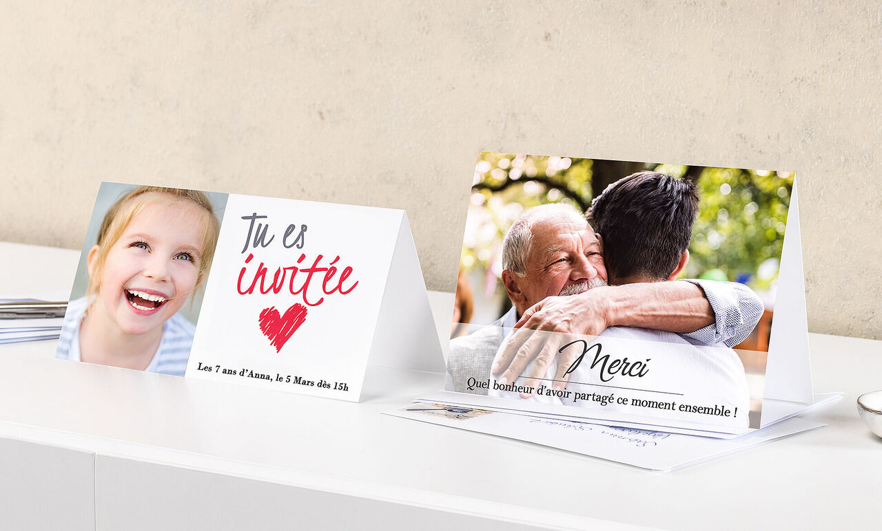 Deux cartes d'invitation affectueuses sur une table, l'une avec un cœur rouge et texte, l'autre avec un message de remerciement.