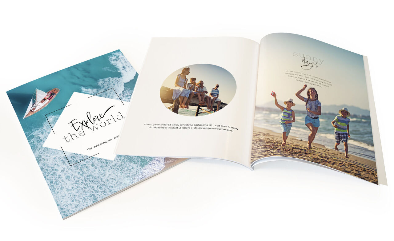 Un album photo ouvert avec des images de vacances, à gauche la couverture avec le titre "Explorez le monde" et à droite une page agrandie d'enfants joyeux à la plage.