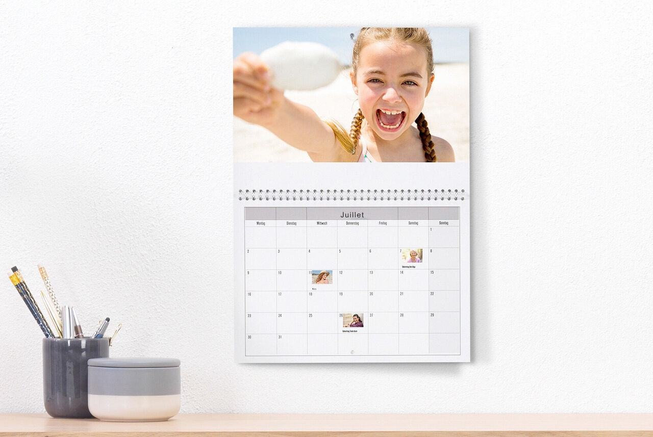 Une page de calendrier avec un beau motif de vacances montrant un moment heureux à la plage.