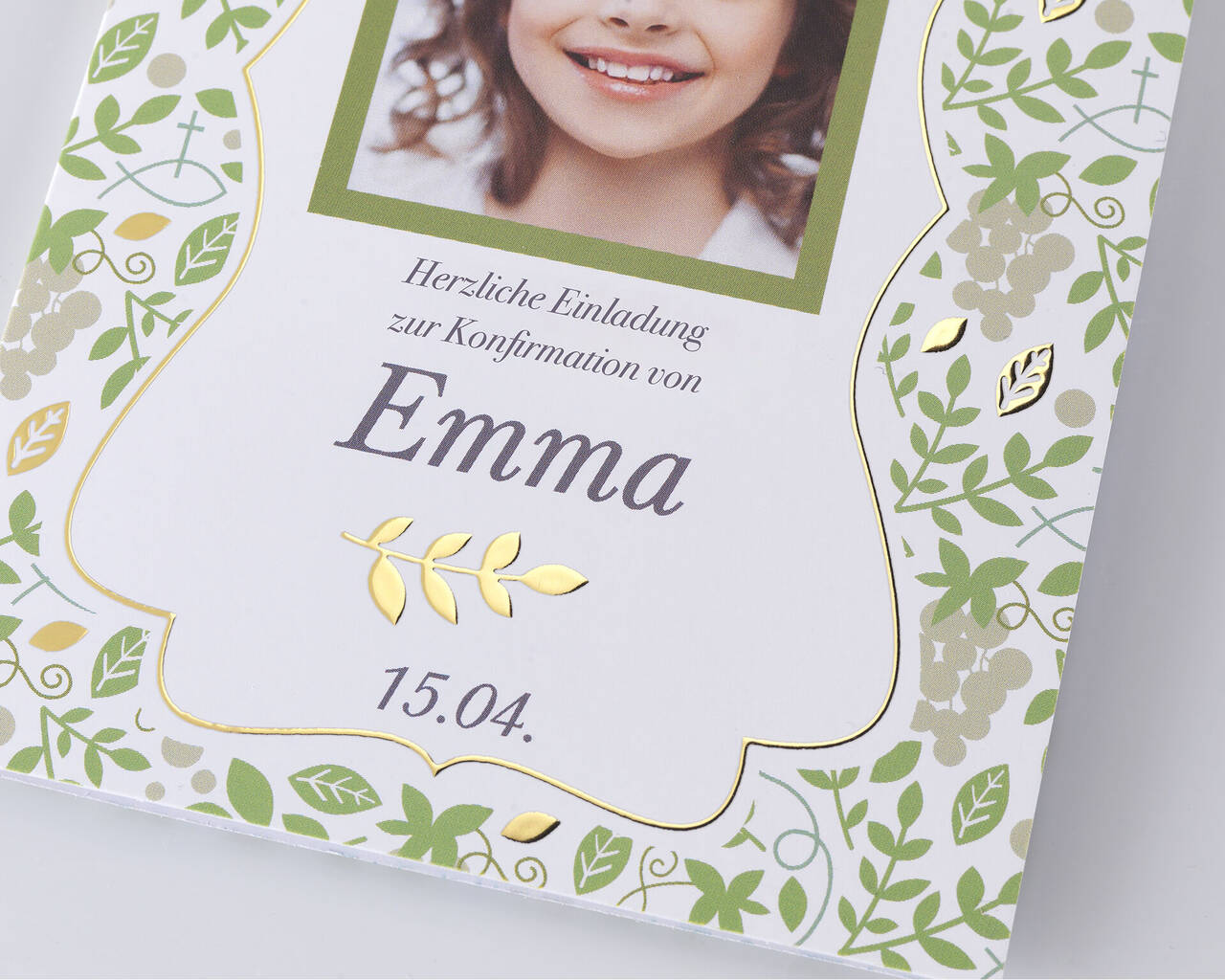 Design d'invitation à la confirmation pour Emma avec motifs floraux et accents dorés