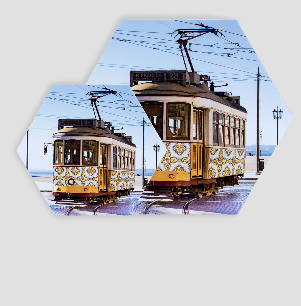 Tram colorée avec un design floral au soleil, sur les rails