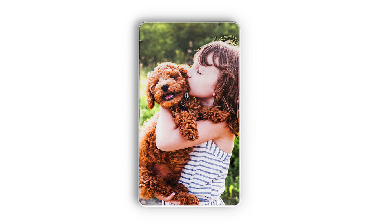Un chiot heureux est étreint par un enfant.