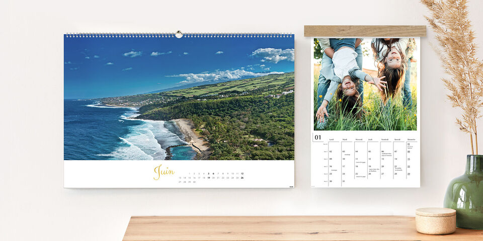 Magnifique calendrier avec paysage côtier et gens joyeux.
