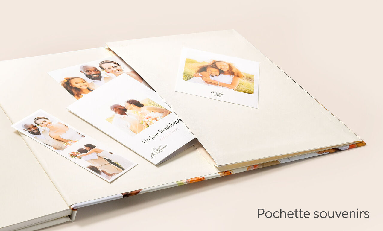 Pochette souvenirs à l'intérieur du livre photo XXL avec des photos de famille