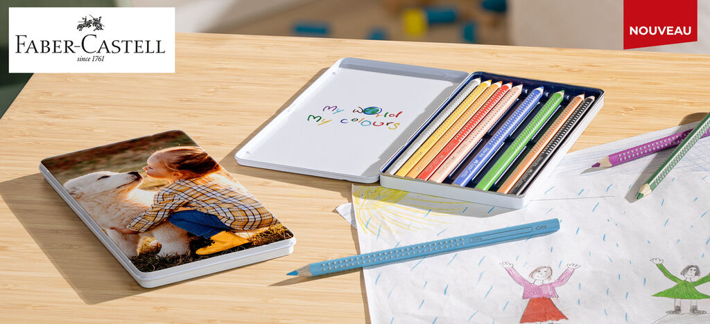 Un garçon embrasse un chien en dessinant avec des crayons de couleur sur une feuille.