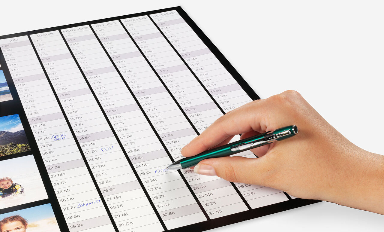 Main écrit sur un calendrier avec un stylo et montre un élément de planification