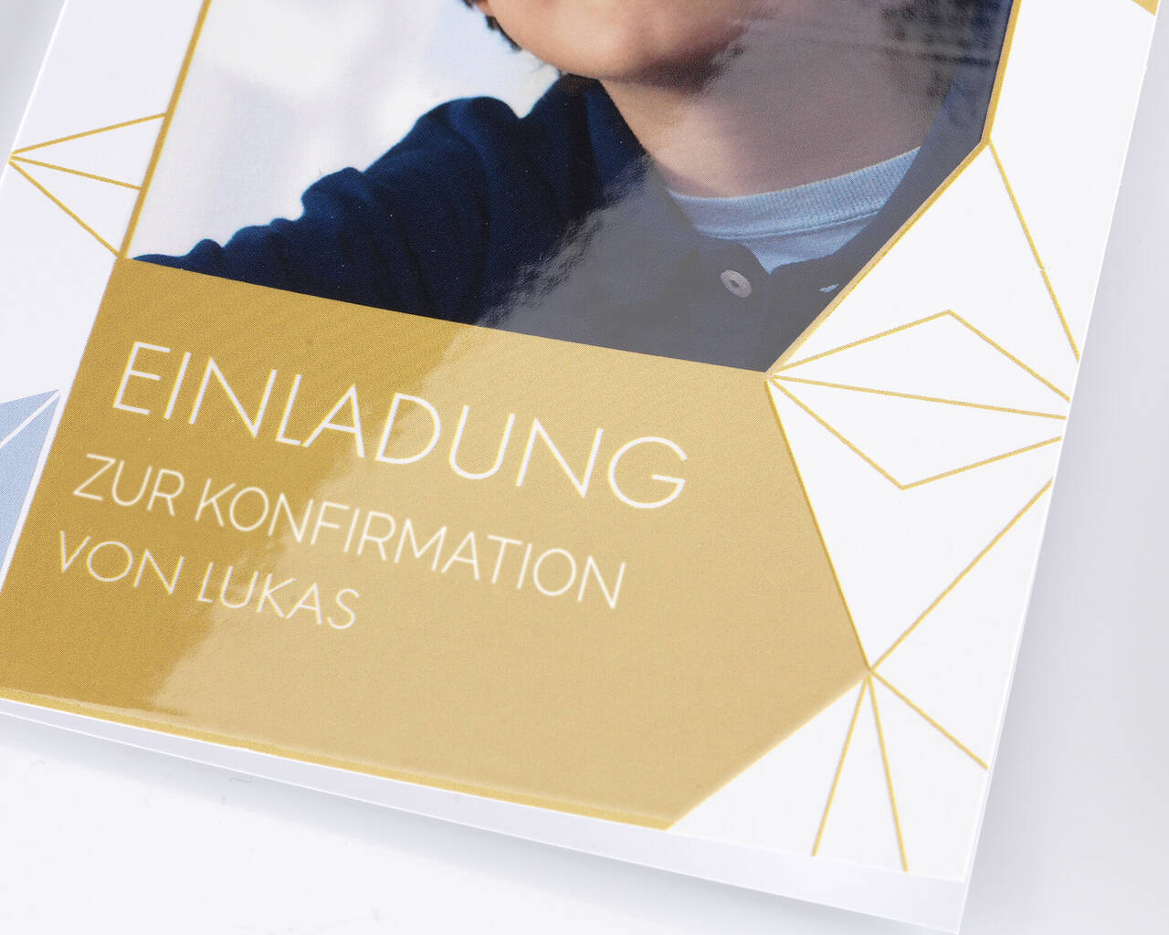 Invitation à la confirmation avec des accents géométriques dorés et une photo de Lukas