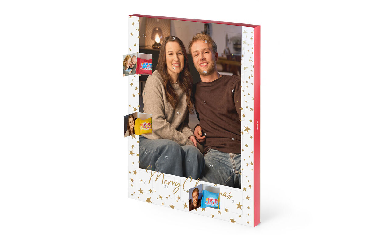 Un couple dans un cadre avec des motifs de Noël et des photos individuelles, entouré d'étoiles dorées.