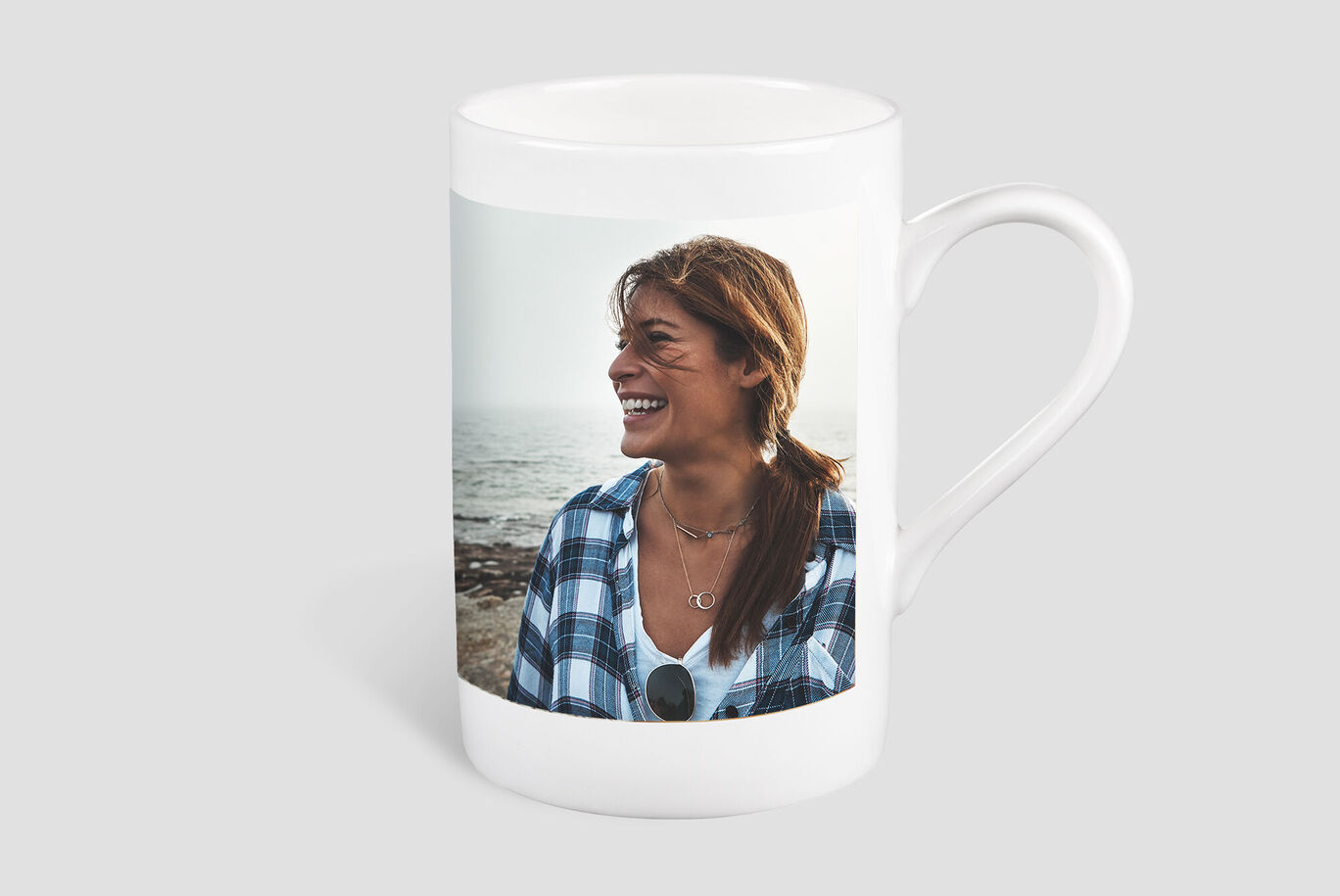 Tasse avec photo d'une personne à la plage, portant une chemise à carreaux et des lunettes de soleil