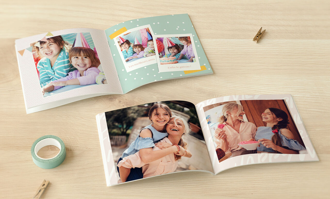 Un livre photo ouvert avec des images colorées et des éléments décoratifs partageant des souvenirs.