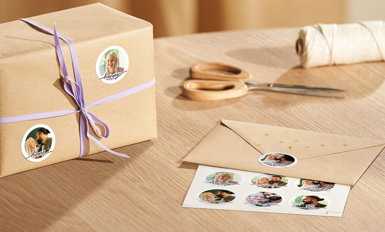 Emballage cadeau avec des photos et des cartes personnelles