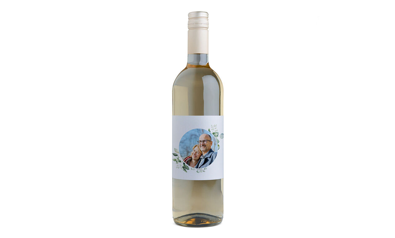 Bouteille de vin blanc avec une étiquette personnalisée et une photo d'une personne souriante