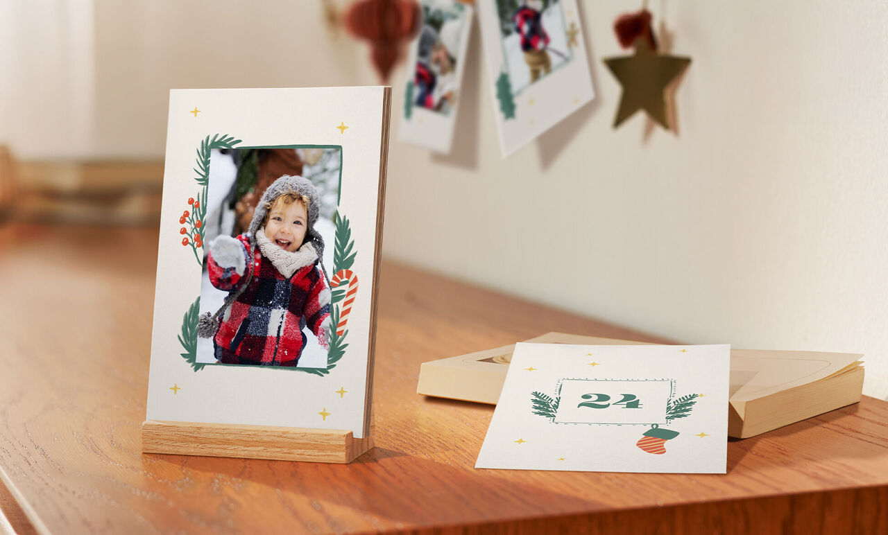 Photo verticale d'un enfant en hiver sur un calendrier de l'Avent photo avec support bois
