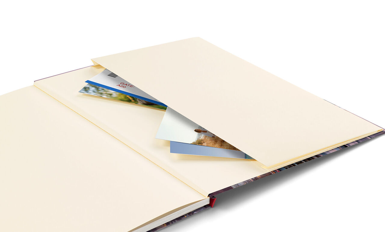 Un livre photo ouvert avec pages vides et photos insérées