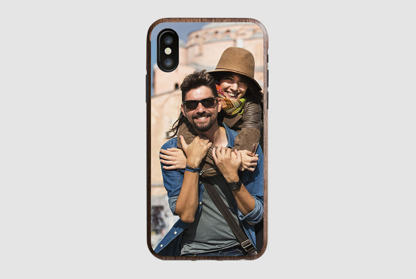Un couple heureux s'enlace joyeusement devant un beau paysage