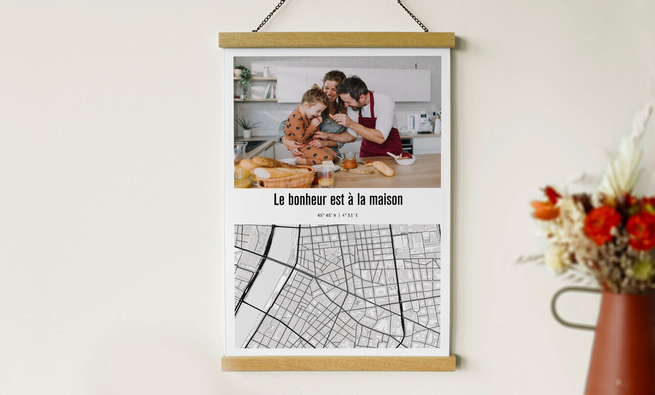 Une famille cuisine ensemble dans une belle cuisine, sous l'image se trouve un design carte.