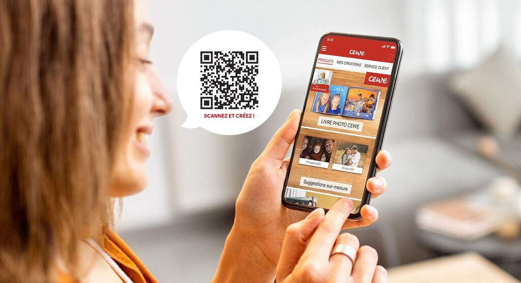 Une personne scanne un QR code sur smartphone pour création photo CEWE.