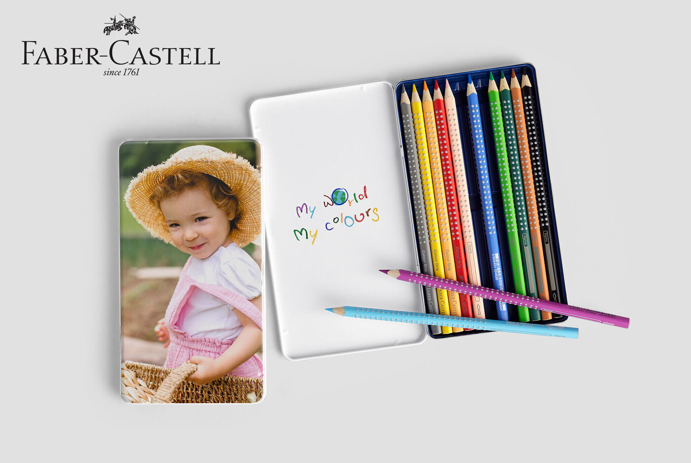 Stylos colorés et un jeu de couleurs sur une boîte