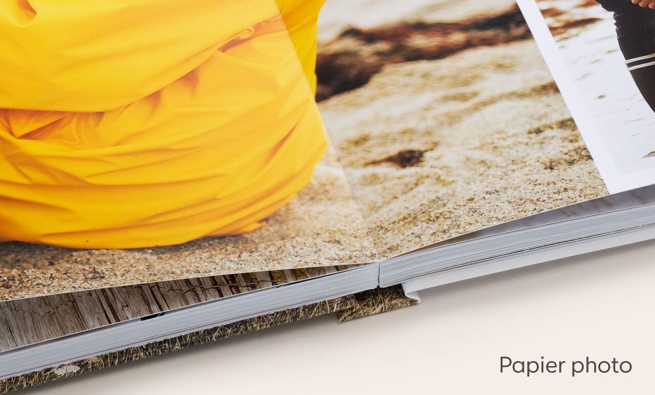 Gros plan sur l'ouverture à plat d'un album avec papier photo