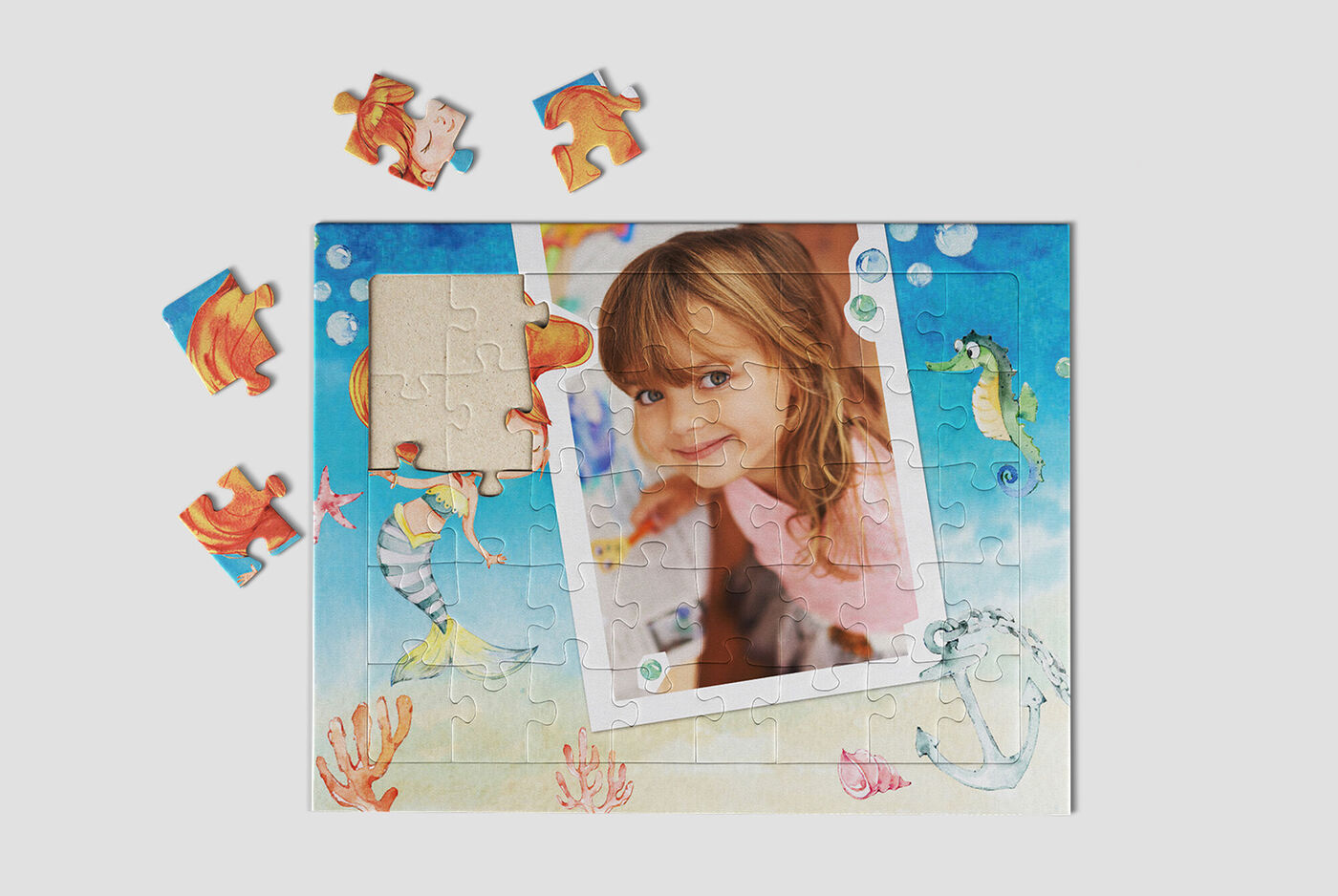Un puzzle soigneusement conçu avec des animaux marins colorés et un espace pour une photo personnelle.