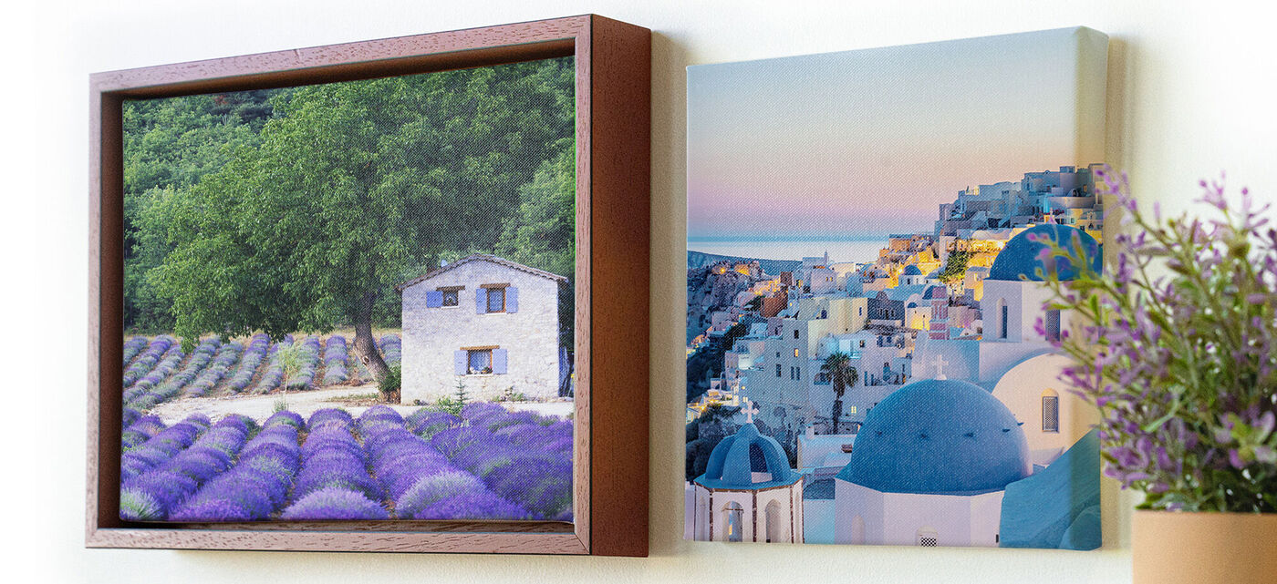 Deux tableaux : un montre une fleur de lavande violette et l'autre les maisons colorées de Santorin.