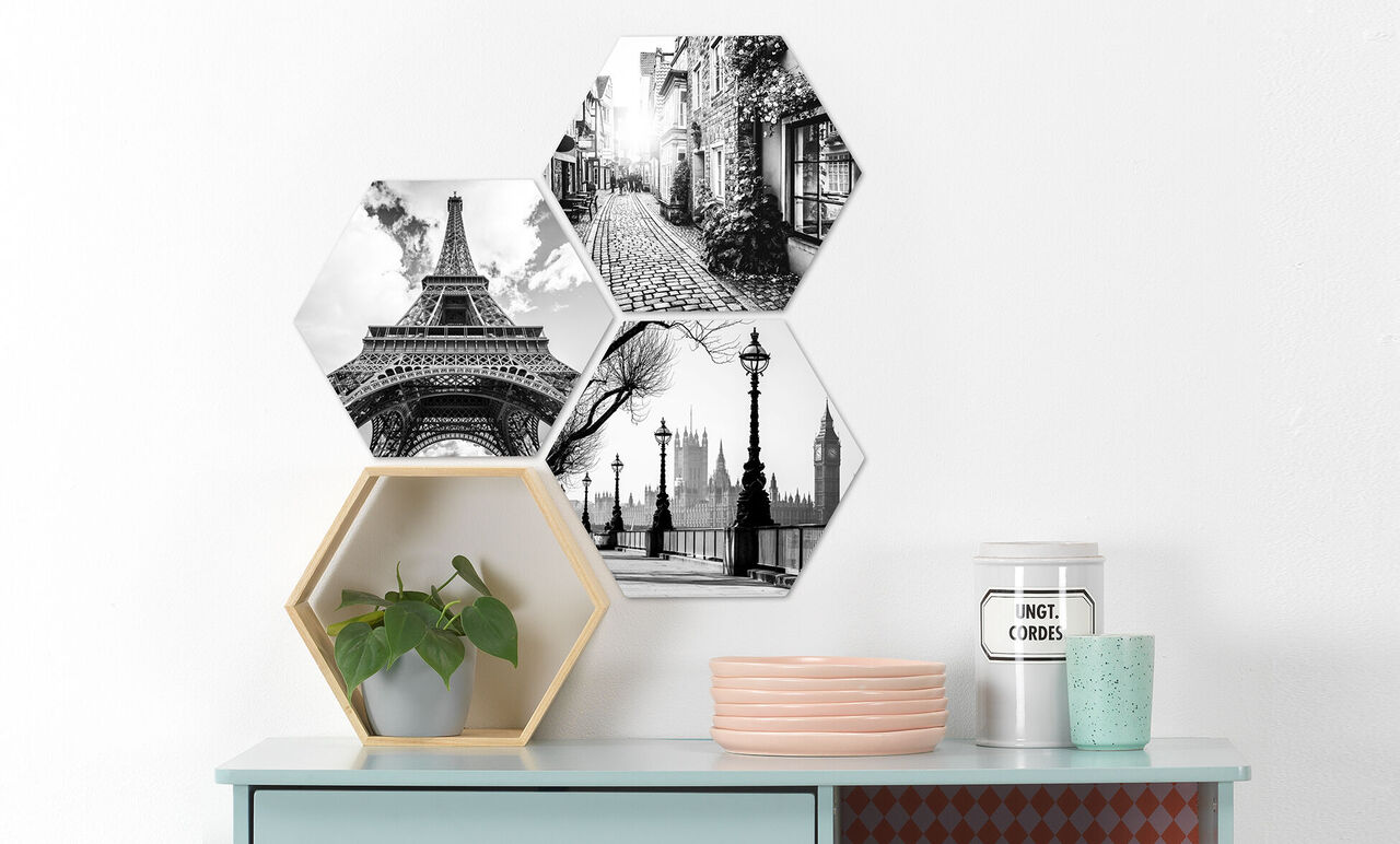 Trois images hexagonales en noir et blanc avec les monuments Tour Eiffel, skyline de Londres et une rue de la ville.
