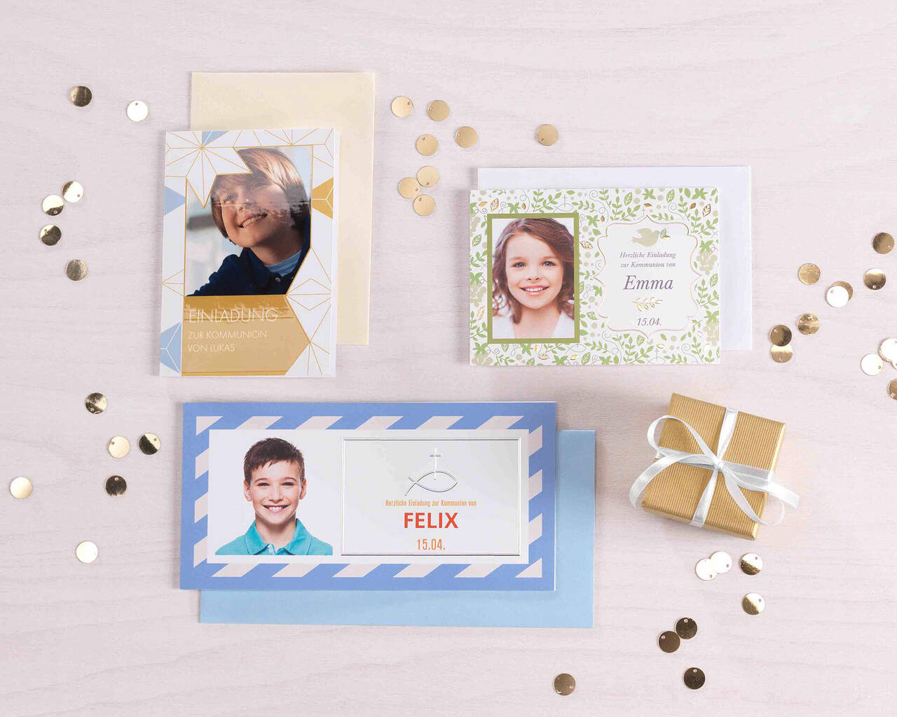 Trois cartes de vœux soigneusement conçues sur une table avec confettis et un petit cadeau.
