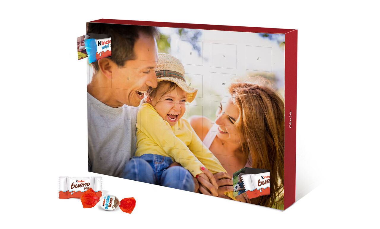 Un calendrier de l'Avent avec des surprises sucrées et une famille joyeuse.