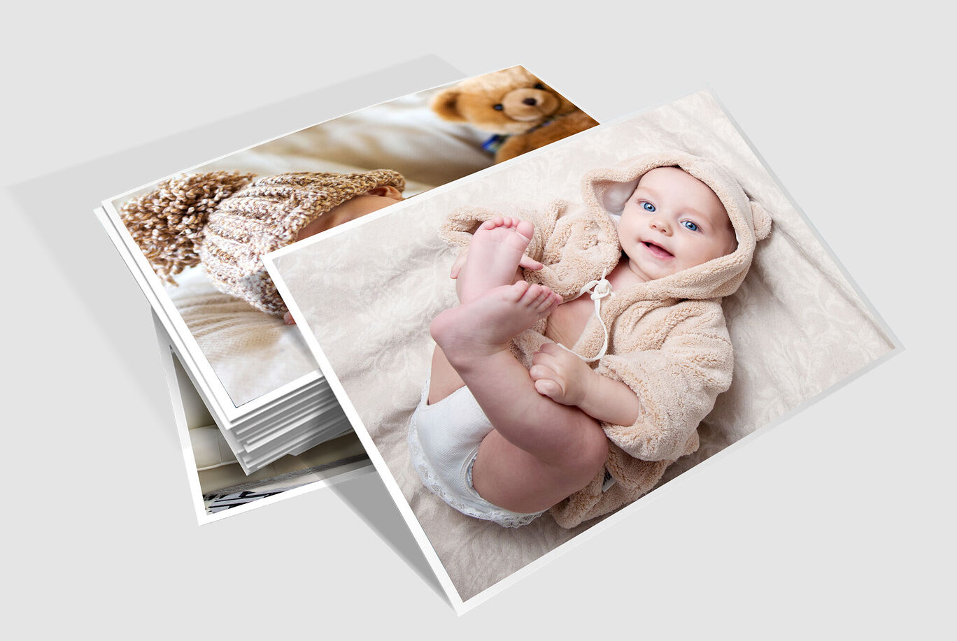 Photos créatifs d'un bébé avec un doudou dans une tenue adorable