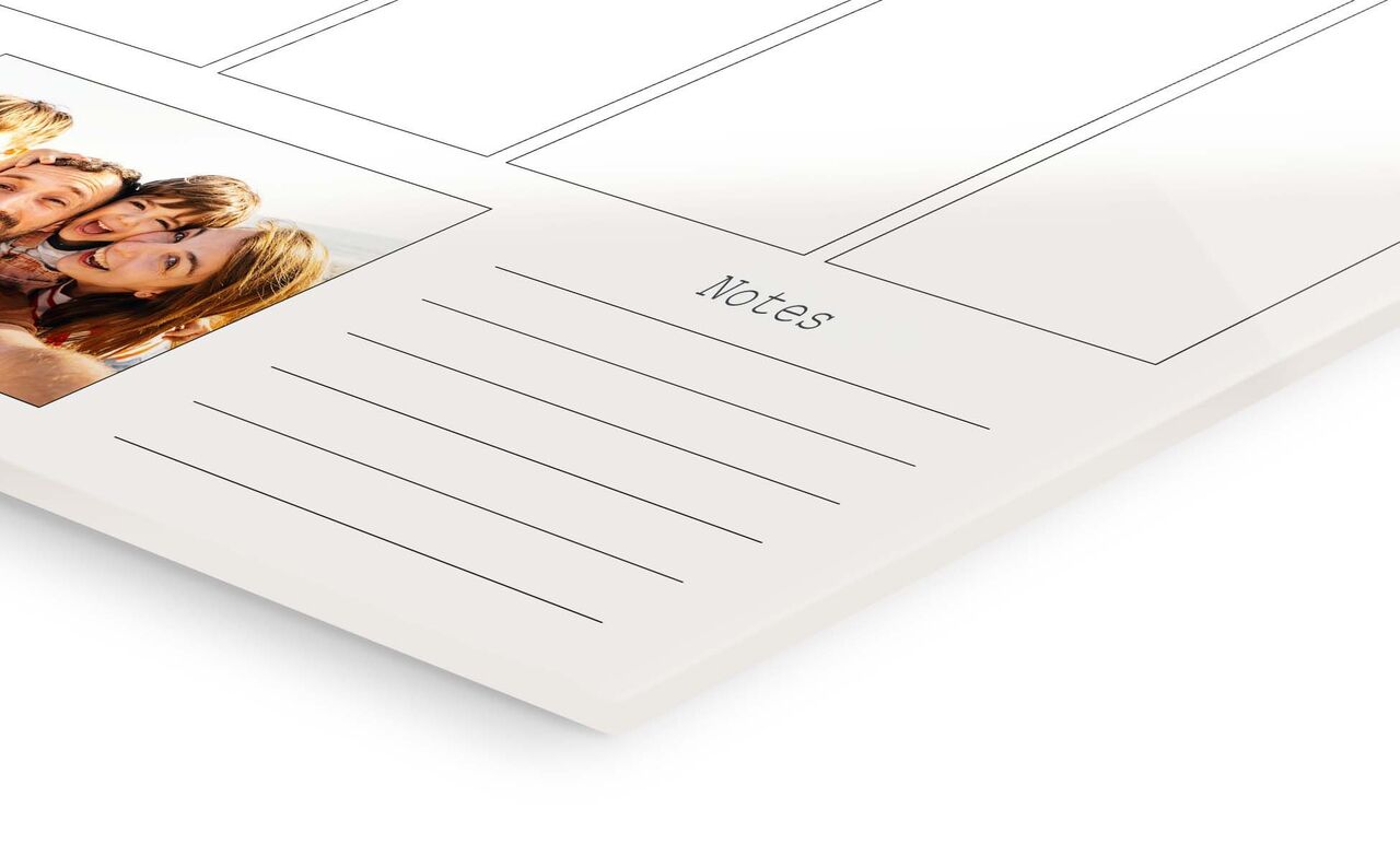 Conception d'une carte de vœux personnelle avec espace pour photos et notes.